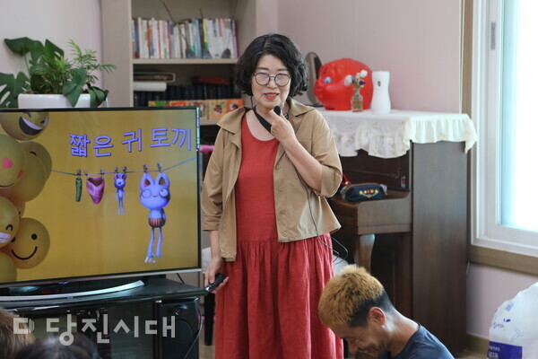 이상자 당진2동 분회장이 읽기 활동을 하고 있다.