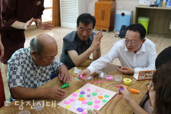 지난 19일 새마을문고 당진시지부가 독서문화운동 전문가 양성과정 일환으로 장애인시설‘한빛공동체’에서 재능기부 봉사활동을 펼쳤다.
