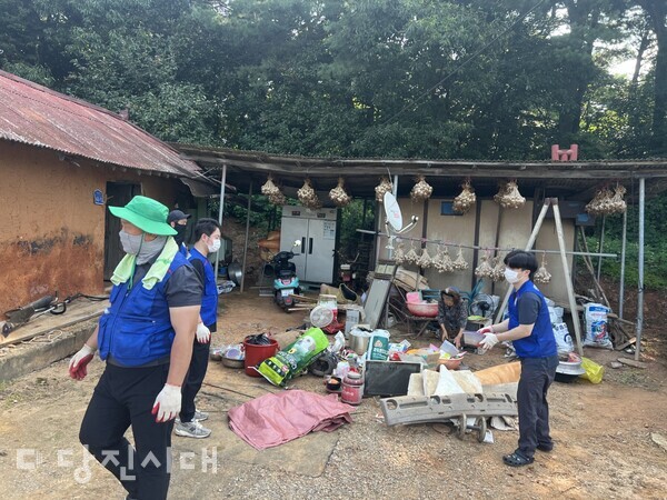 지난 17일 신평면청년연합회가 거산1리에서 사랑의 집수리 봉사를 펼쳤다.