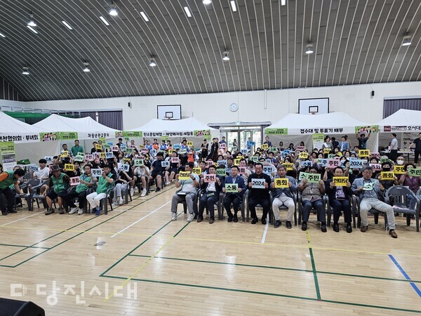 주민총회를 응원하는 퍼포먼스 기념촬영