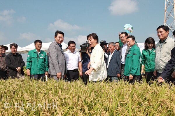 지난 18일 여르미 벼 베기 행사가 열린 가운데, 송미령 농림축산식품부 장관이 현장을 방문했다.