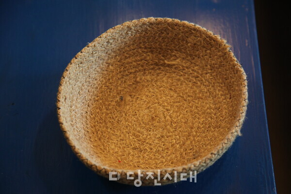 구조 당시 고양이 목에 걸려 있던 목줄, 버려진 고양이가 담겨 있었던 아주 작은 바구니