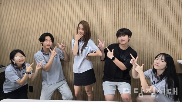 지난달 28일, 수다벅스 청소년 카페에서 만난 ‘메르헨’ 동아리. (왼쪽부터 최은비, 윤영준, 윤이현, 김한결, 임수정)