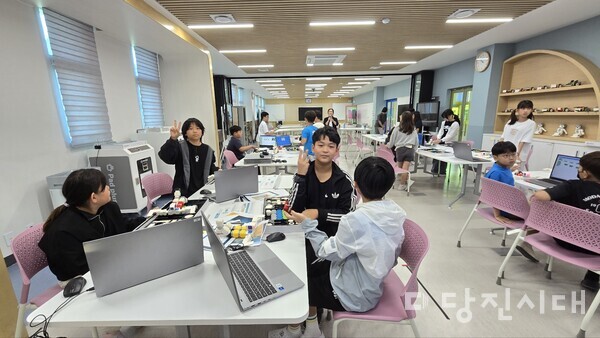 지난 달 28일 당진초등학교 5학년 학생들은 SW교육실에서 ‘바다를 청소하는 수중 청소 로봇’을 주제로 스크래치 3.0 블록코딩을 활용한 큐로AI 교육을 받고 있다.
