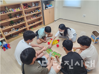 송악사회복지관이 초등 고학년을 대상으로 ‘사회성 향상 집단상담 프로그램’을 성황리에 지난달 19일부터 23일까지 총 4회기 과정으로 마쳤다.