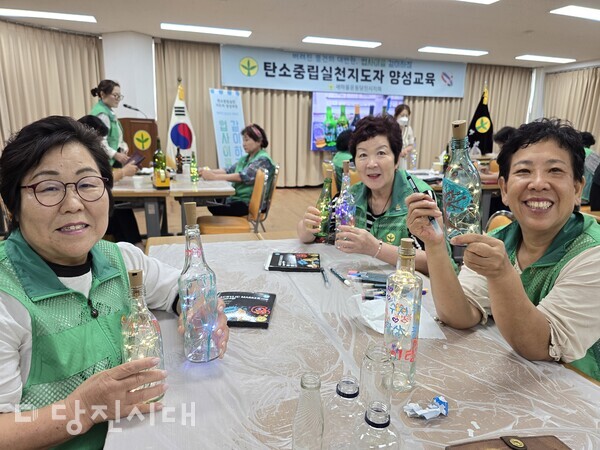 빈 병으로 무드등 을 만든 새마을 회원들