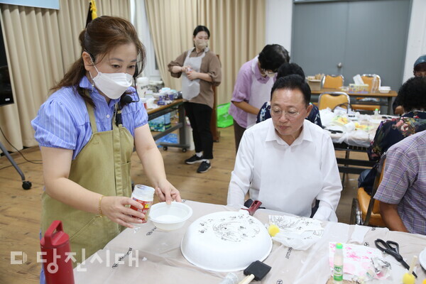 지난 19일 안쓰는 후라이팬을 이용해 시계 만들기 활동 모습, 당진시지속가능발전협의회 소속 강사가 교육하고 업사이클링 활동을 지도하고 있다.