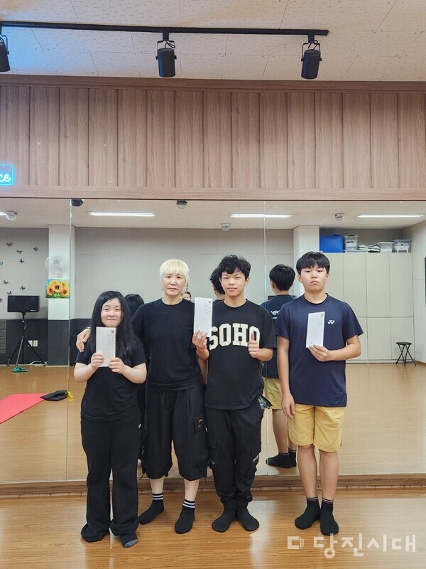 신평 킴바댄스가 합덕청소년문화의집(관장 이현정) 방과후아카데미 청소년에게 각각 10만 원, 유니스댄스 동아리에 30만 원의 장학금을 지원했다.