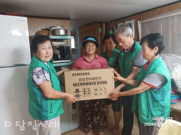 당진2동 용연1통 부녀회가 수해피해를 입은 이웃 주민에게 전자레인지를 기증했다.