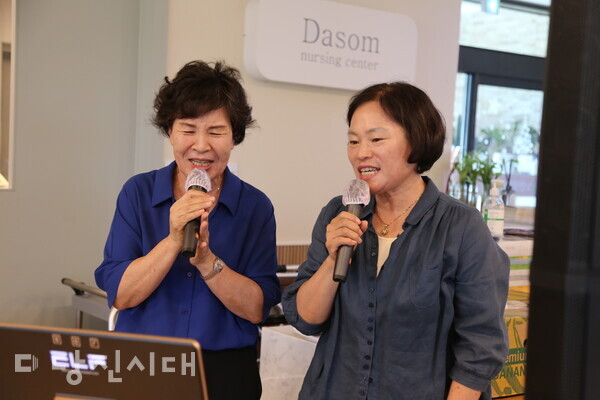 이순복 회원, 표순식 회장이 노래를 부르고 있다.
