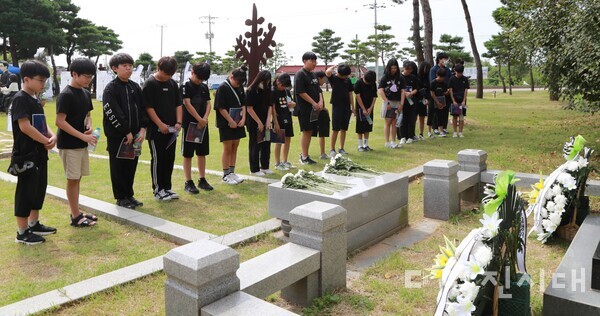 추모문화제가 열린 지난 3일 상록초등학교 어린이합창단이‘애향가’를 제창한 후, 묵념을 진행했다.
