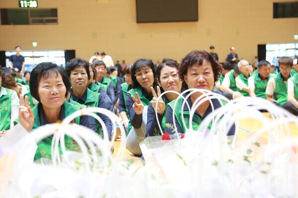 새마을운동 당진시지회가 당진종합운동장 실내체육관에서‘2024년 새마을지도자 수련대회’를 지난 9일 개최했다.