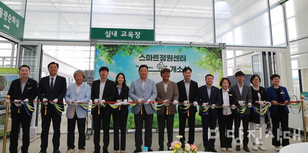 초록에서가 지난 6일‘식물광순화실(온실)’이전개소식을 열고 테이프 컷팅식을 진행했다.