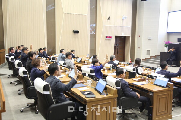시민공론장 조례에 거수 투표로 찬성한 의원들