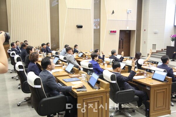 시민공론장 조례에 거수 투표로 반대한 의원들