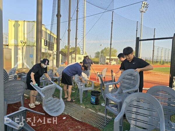 관중석을 만드는 모습.