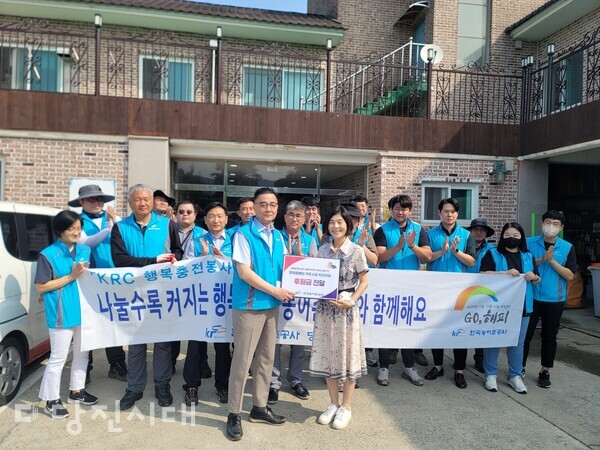 지난 10일 한국농어촌공사 당진지사가 정미면에 위치한 두리마을에 시설 환경정화 활동을 하고 위로금을 전달했다.