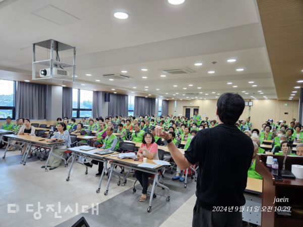 당진시탄소중립지원센터가 석문노인대학에서 탄소중립 실천 교육을 지난 11일 실시했다.