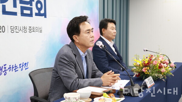 지난 20일 당진시를 방문한 김태흠 도지사는 언론인 간담회에서 당진 발전에 대한 계획을 밝혔다.