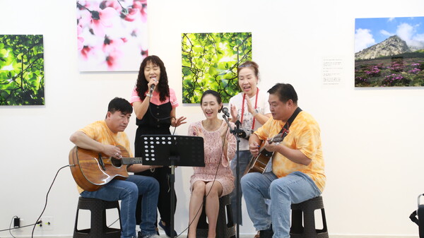 지난 20일 당진사진동우회 창립 41주년 특별기획전의 오프닝 행사 때 두두림 기타공연이 진행돼 관객들의 호응을 얻었다.
