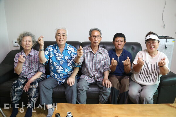 (왼쪽부터) 안순자 부녀회장, 김재설 전 이장, 이건웅 노인회장, 이상호 지도자, 유운미 이장