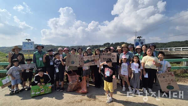 조금초등학교 전교생과 새마을지도자대호지면협의회․부녀회 마을주민 등 조금리 일대 환경정화 활동 모습