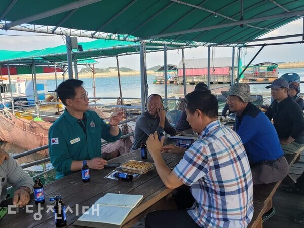 홍기후 충남도의원이 도비도 가두리 양식장을 방문해, 양식장을 운영하는 어민들과 간담회를 진행했다.