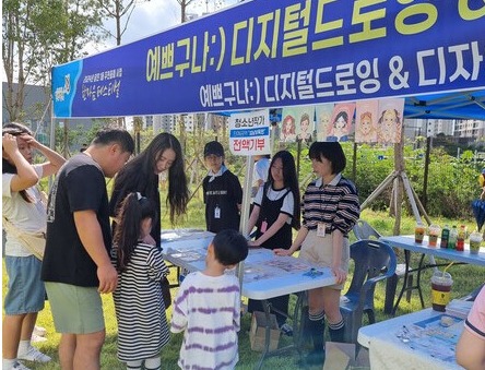 지역 행사에서 청소년 작가들이 굿즈를 판매하고 있다.