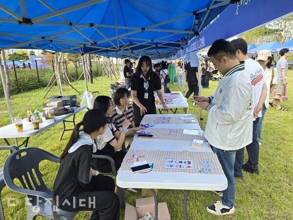 지역 행사에서 청소년 작가들이 굿즈를 판매하고 있다.