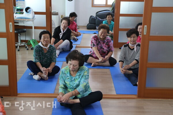 신평면 신흥1리에서는 대한노인회 당진시지회, 당진시의 지원을 통해 마을 주민들을 위한 건강 체조와 한글교실 등을 이어오고 있다.