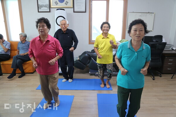 신평면 신흥1리에서는 대한노인회 당진시지회, 당진시의 지원을 통해 마을 주민들을 위한 건강 체조와 한글교실 등을 이어오고 있다.