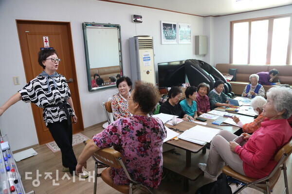 신평면 신흥1리에서는 대한노인회 당진시지회, 당진시의 지원을 통해 마을 주민들을 위한 건강 체조와 한글교실 등을 이어오고 있다.