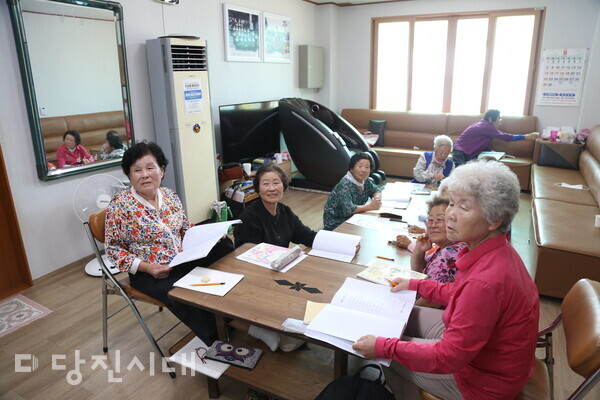 신평면 신흥1리에서는 대한노인회 당진시지회, 당진시의 지원을 통해 마을 주민들을 위한 건강 체조와 한글교실 등을 이어오고 있다.