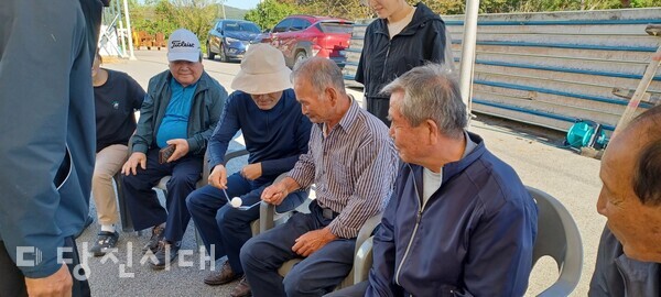 지난 2일 우리동네 공동체 하모니 결과발표회가 정미면 우산리 마을회관 마당에서 개최됐다.