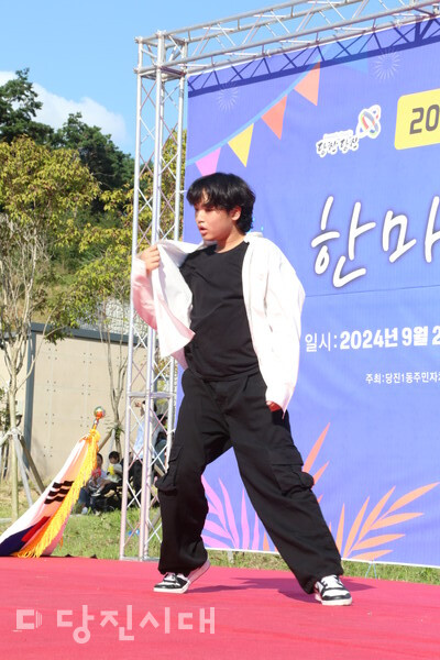 랜덤 댄스 플레이 중 한 청소년이 무대로 올라와 춤을 선보이고 있다.