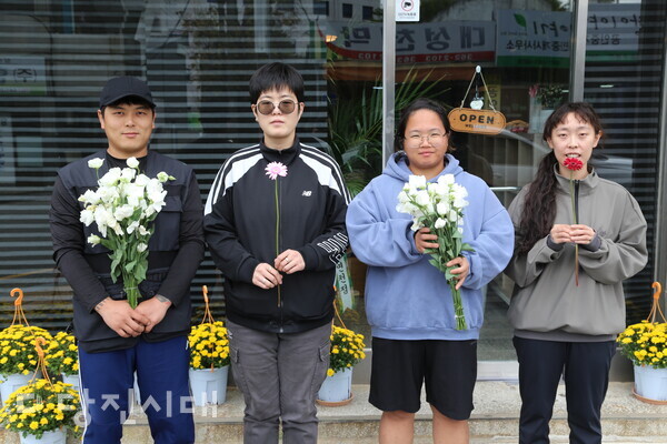 (왼쪽부터) 축산업에 종사하는 김동영 대표, 꽃양꽃색의 문소영·박미아·김에스더 대표