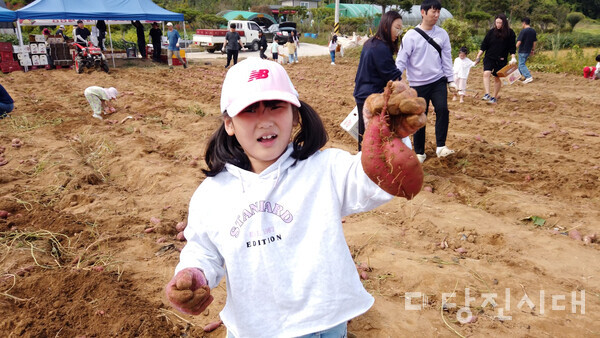 당진 해나루 황토고구마 홍보판촉 축제장을 찾은 시민들의 모습