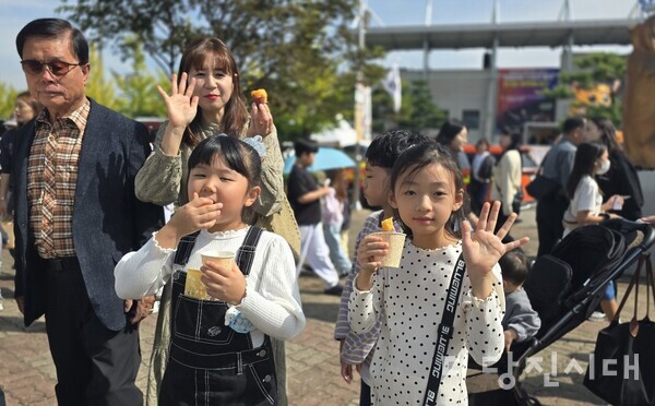 당진 해나루 황토고구마 홍보판촉 축제장을 찾은 시민들의 모습