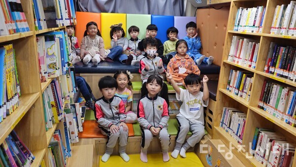 지난 4일 유아들의 올바른 독서 습관 형성을 위해 찾아오는 두근두근 책버스 체험을 했다.
