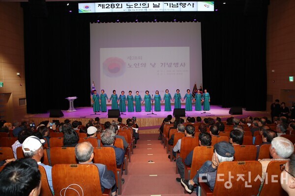 당진시는 노인의날을 맞아 (사)대한노인회 당진시지회가 제28회 노인의날 기념식 및 경로당 활성화 프로그램 발표회를 지난 10일 개최했다.