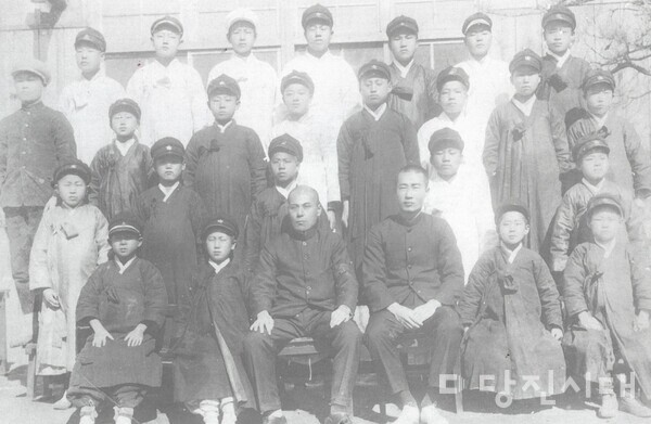 1회 졸업생 사진(1924년)