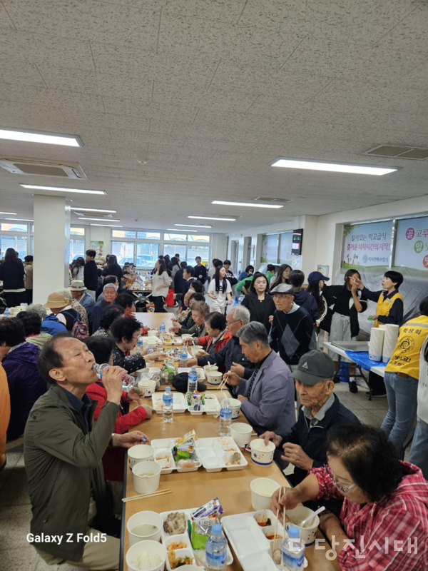 호서중학교가 지난 5일 당진1동 65세 이상 어르신들을 모시고 일곱 번째 효 잔치 축제를 진행했다.