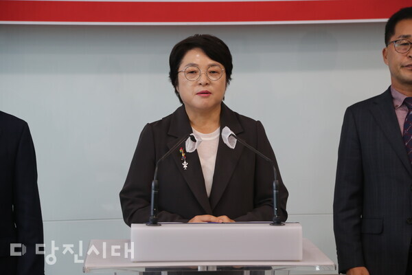 당진시의회 국민의힘 김명회 교섭단체대표가 성명서 낭독 및 기자들의 질문에 답변하고 있다.