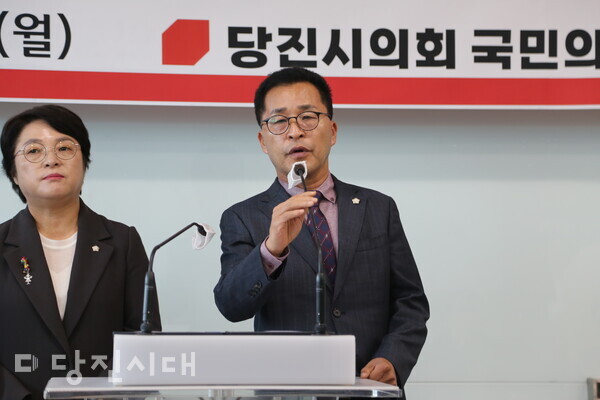 전영옥 의원이 기자들의 질문에 답변하고 있다.