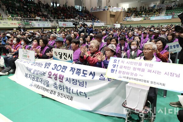 25일 계룡 시민체육관에서 열린 ‘2024 충청남도 지체장애인의 날 기념식 및 한마음대회’에서 오성환 시장이 ‘장애인복지 공로 대상’을 수상했다.