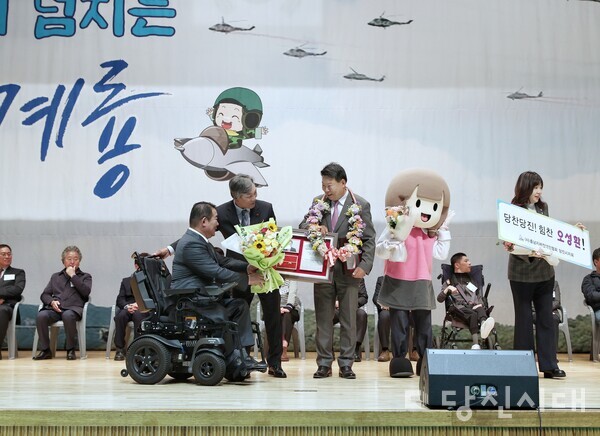 25일 계룡 시민체육관에서 열린 ‘2024 충청남도 지체장애인의 날 기념식 및 한마음대회’에서 오성환 시장이 ‘장애인복지 공로 대상’을 수상했다.