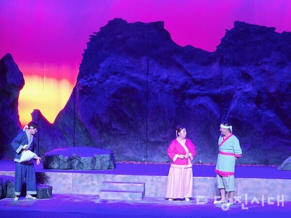 지난 18일 당진문예의전당 소극장에서 문화예술창작소 내숭이 주최·주관한 기획공연 ‘배바위의 숨결’이 진행됐다.