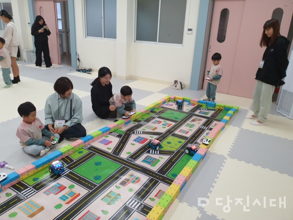탑동초등학교 병설유치원이 지난 18일 본원 미래관, AI실, 우주체험실에서 유치원 유아와 보호자를 대상으로 참여 수업을 실시했다.