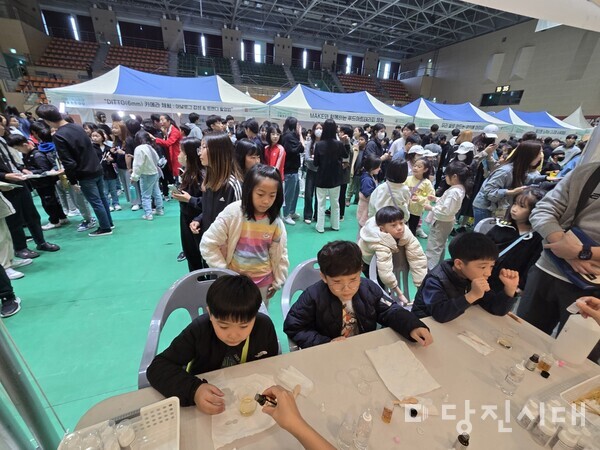 당진시와 당진교육지원청이 주최하고 당진마을교육포럼이 주관한‘2024년 당진행복교육지구 마을교육공동체 어울림 한마당’이 지난달 29일 실내체육관에서 개최됐다.