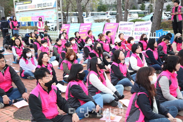 전국학교비정규직노동조합 충남지부가 지난달 29일 당진교육지원청을 규탄하며 결의대회를 개최했다.